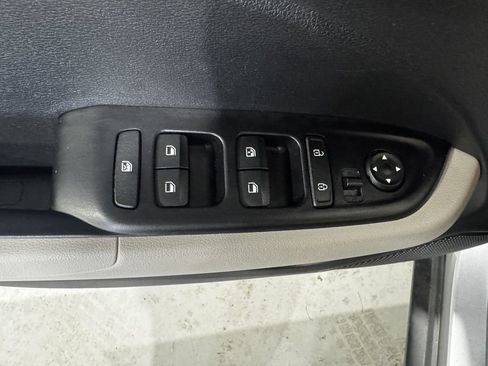 Used 2025 Hyundai Venue SEL FWD image 17