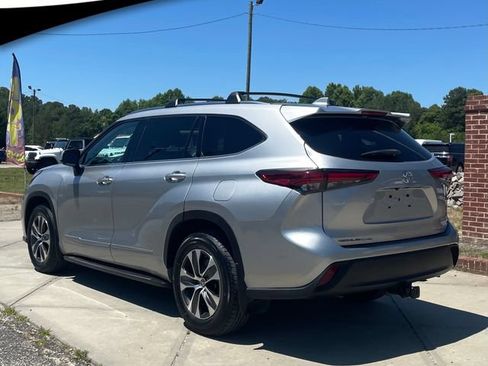 Used 2021 Toyota Highlander XLE AWD/4WD image 5