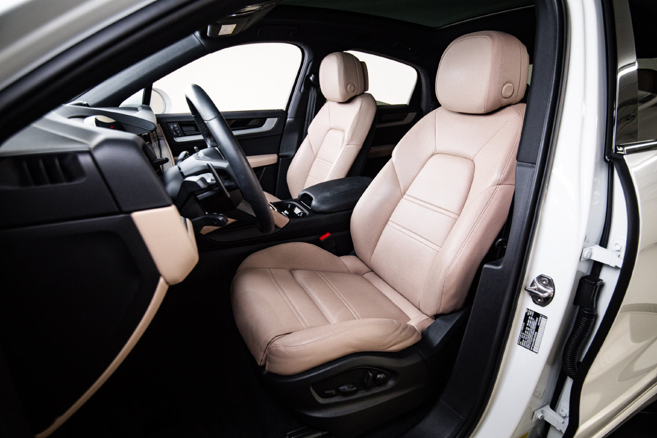 Certified 2025 Porsche Cayenne Coupe AWD/4WD image 5