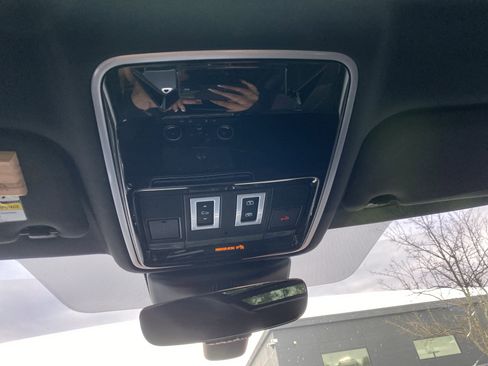 Used 2019 Land Rover Range Rover Velar R-Dynamic SE image 24