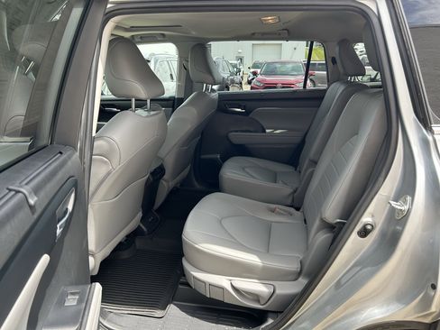 Used 2020 Toyota Highlander XLE AWD/4WD image 17