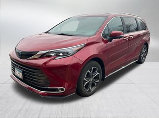 Used 2025 Toyota Sienna Platinum video 2