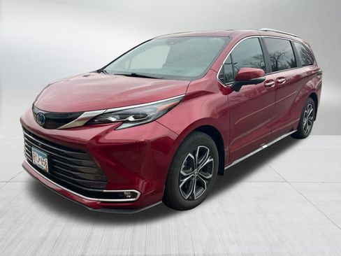 Used 2025 Toyota Sienna Platinum image 2