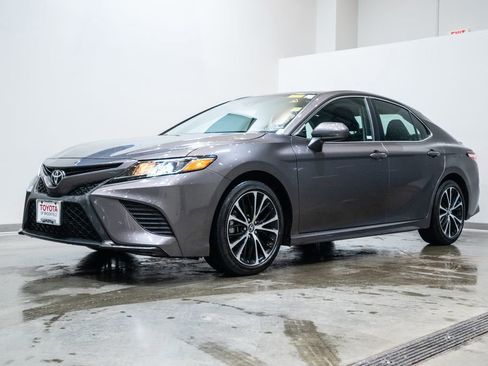 Certified 2020 Toyota Camry SE image 3