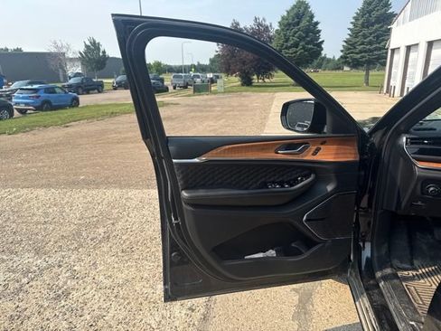 Used 2025 Jeep Grand Cherokee Summit AWD/4WD image 22
