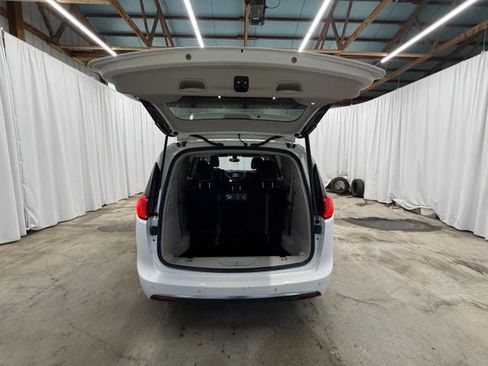 Used 2020 Chrysler Pacifica Touring-L FWD image 22
