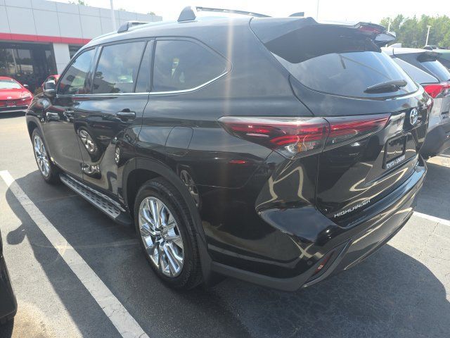 Used 2025 Toyota Highlander Limited FWD image 8