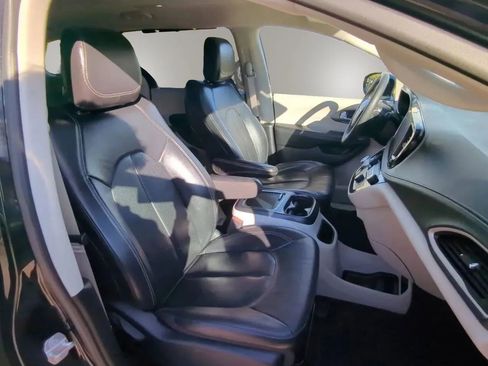 Used 2022 Chrysler Pacifica Touring-L FWD image 25