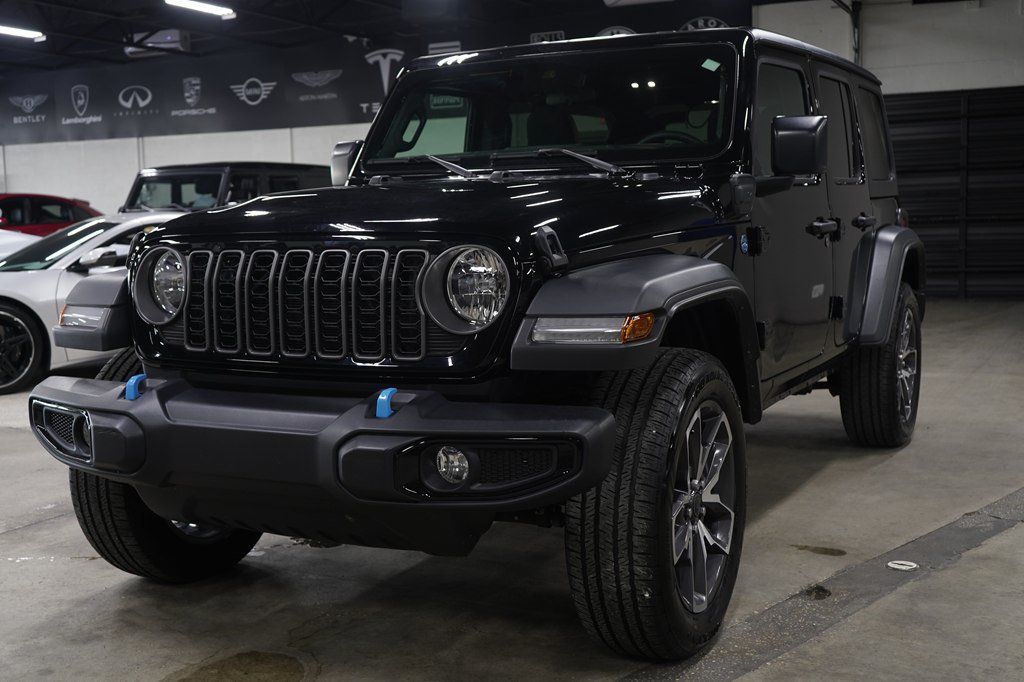 Used 2024 Jeep Wrangler Unlimited w/ Convenience Group AWD/4WD image 1