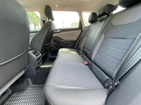 Used 2024 Volkswagen Taos SE w/ Panoramic Sunroof Package FWD image 4