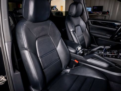 Used 2021 Porsche Cayenne AWD/4WD image 18