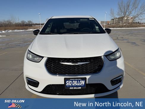 New 2026 Chrysler Pacifica Select image 3