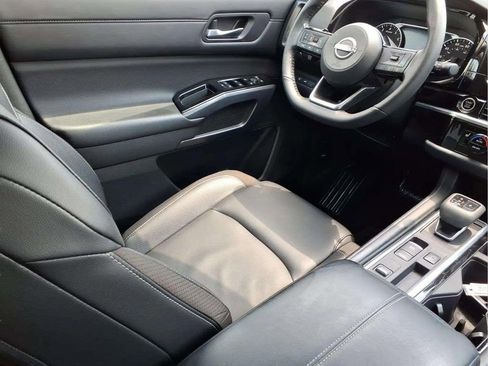 Used 2023 Nissan Pathfinder SL w/ Black Appearance Package FWD image 10