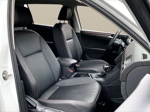 Used 2024 Volkswagen Tiguan SE image 21