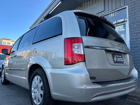 Used 2016 Chrysler Town & Country Touring image 5
