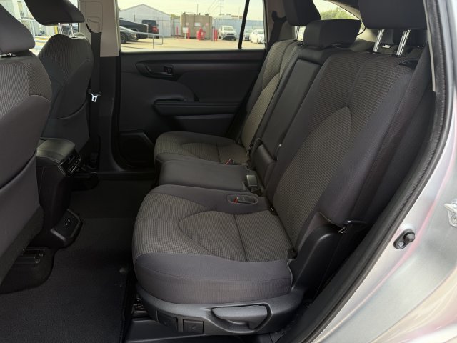 Used 2021 Toyota Highlander LE FWD image 26