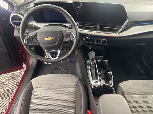 Used 2025 Chevrolet Trax LT w/ LT Convenience Package image 32