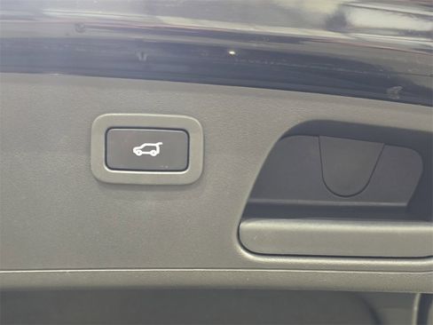 Used 2020 Jaguar E-PACE SE image 13