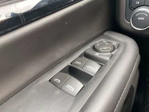 Used 2025 Chevrolet Suburban Z71 image 28