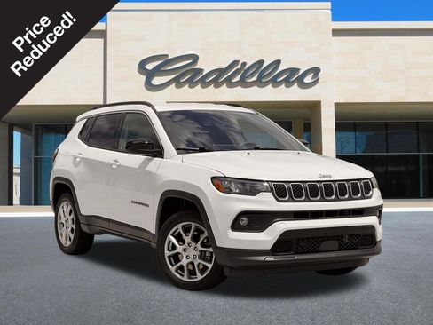 Used 2023 Jeep Compass Latitude AWD/4WD image 1