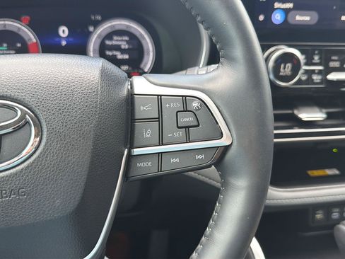 Certified 2024 Toyota Highlander Limited AWD/4WD image 30