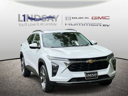 Certified 2025 Chevrolet Trax LT FWD image 1