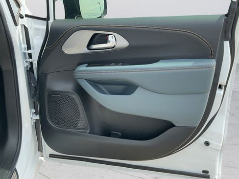 New 2027 Chrysler Pacifica Pinnacle w/ Theater Group FWD image 23