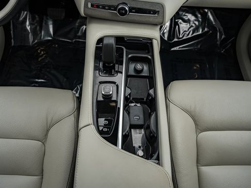 Used 2024 Volvo XC90 B6 Plus image 26