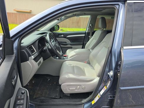 Used 2019 Toyota Highlander XLE AWD/4WD image 2