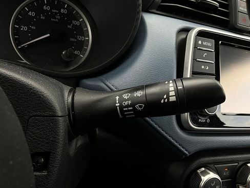 Used 2025 Nissan Versa SV image 32