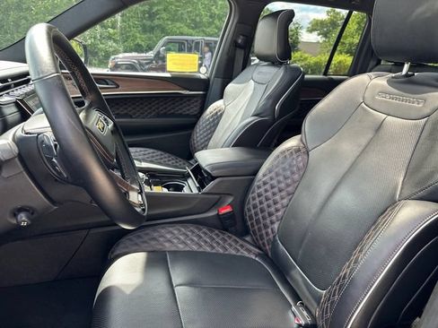 Used 2025 Jeep Grand Cherokee Summit AWD/4WD image 36