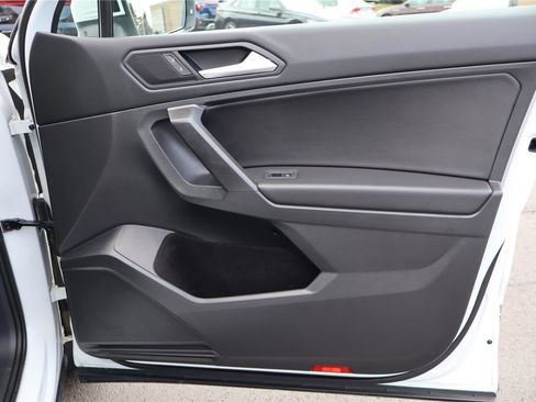 Certified 2021 Volkswagen Tiguan SE w/ Panoramic Sunroof Package image 28