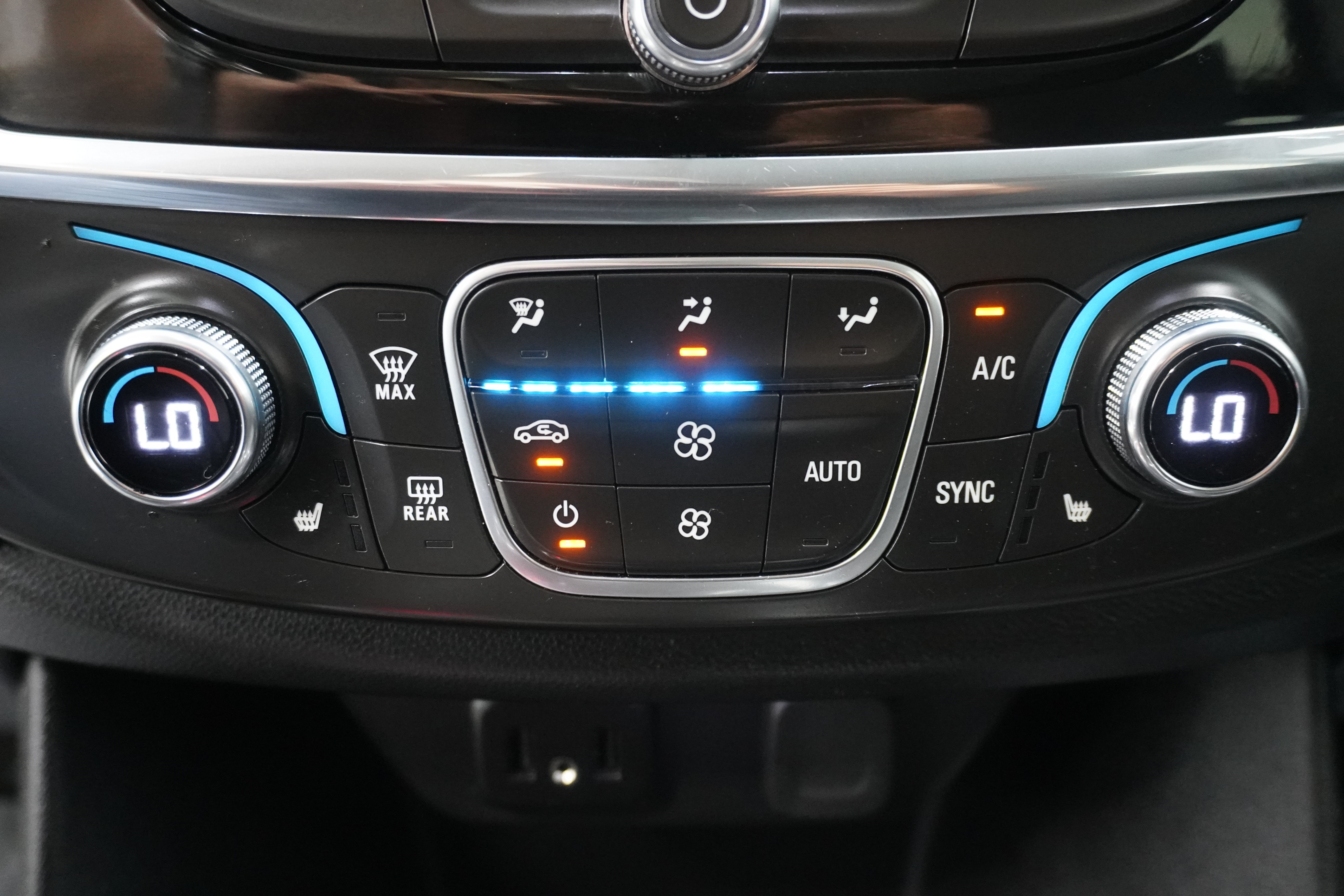 Used 2020 Chevrolet Traverse LT FWD image 21