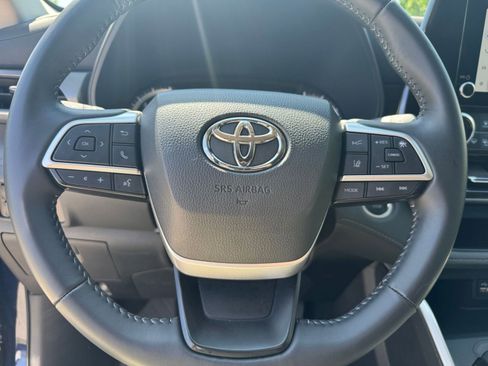 Used 2025 Toyota Highlander LE FWD image 29