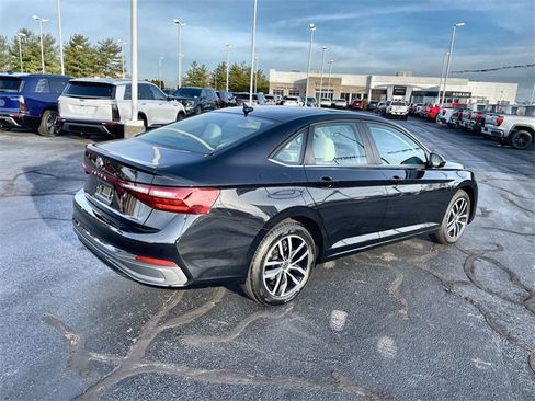 Used 2025 Volkswagen Jetta SE w/ Sunroof Package image 5