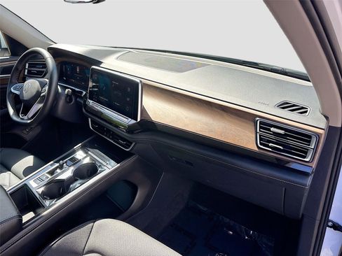 Used 2025 Volkswagen Atlas SE image 30