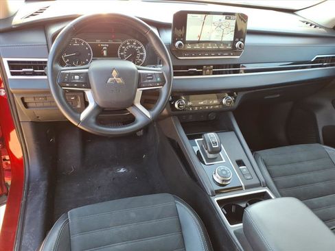 Used 2024 Mitsubishi Outlander SE image 16