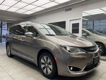Used 2018 Chrysler Pacifica Limited w/ Advanced Safetytec Group