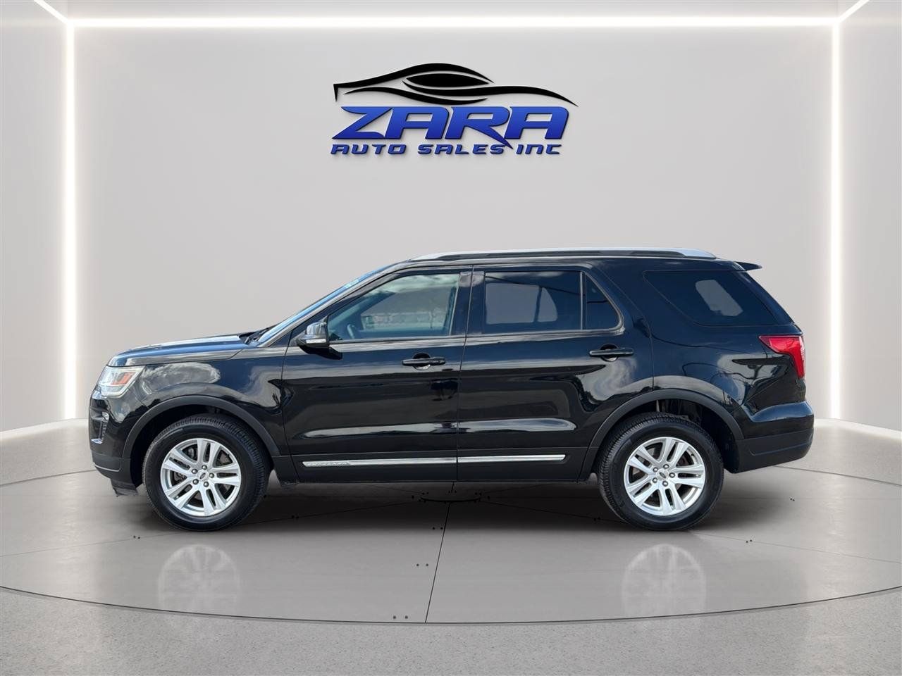 Used 2018 Ford Explorer XLT w/ Equipment Group 202A AWD/4WD image 4