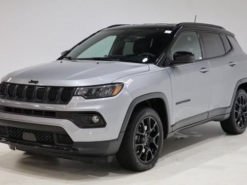 Used 2024 Jeep Compass Latitude w/ Convenience Group AWD/4WD image 3