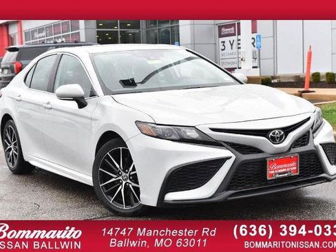 Used 2024 Toyota Camry SE image 1