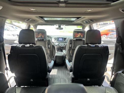Used 2018 Chrysler Pacifica Touring-L Plus FWD image 28