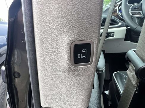 Used 2023 Chrysler Pacifica Limited FWD image 15
