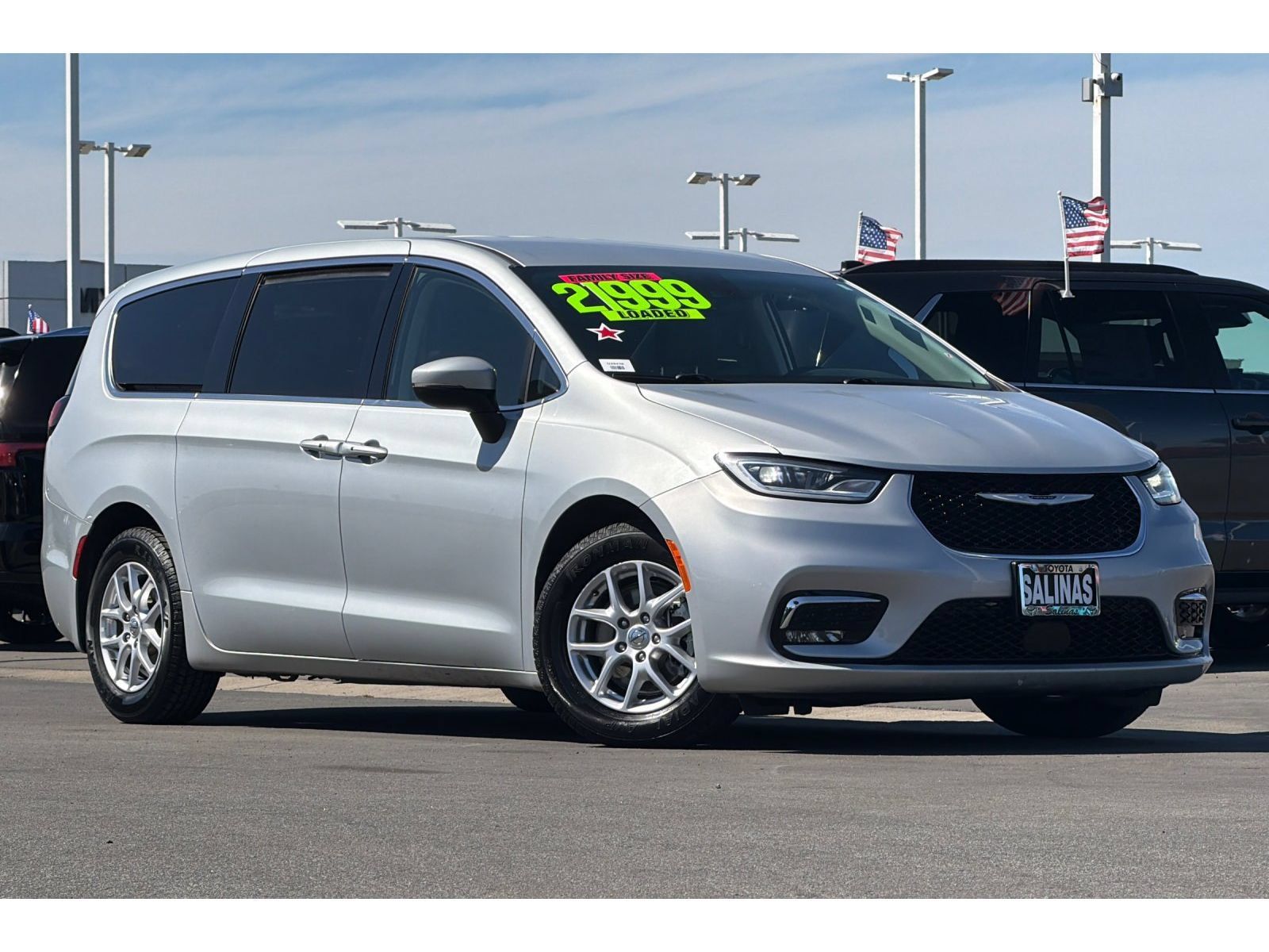 Used 2023 Chrysler Pacifica Touring-L FWD image 2