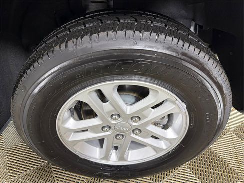 Used 2023 Jeep Grand Cherokee Laredo image 19