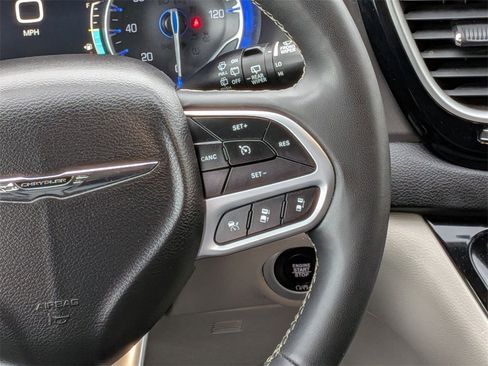 Used 2024 Chrysler Pacifica Touring-L image 24