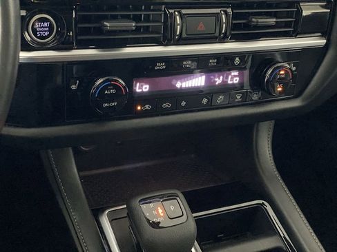 Used 2022 Nissan Pathfinder SL w/ SL Premium Package FWD image 23