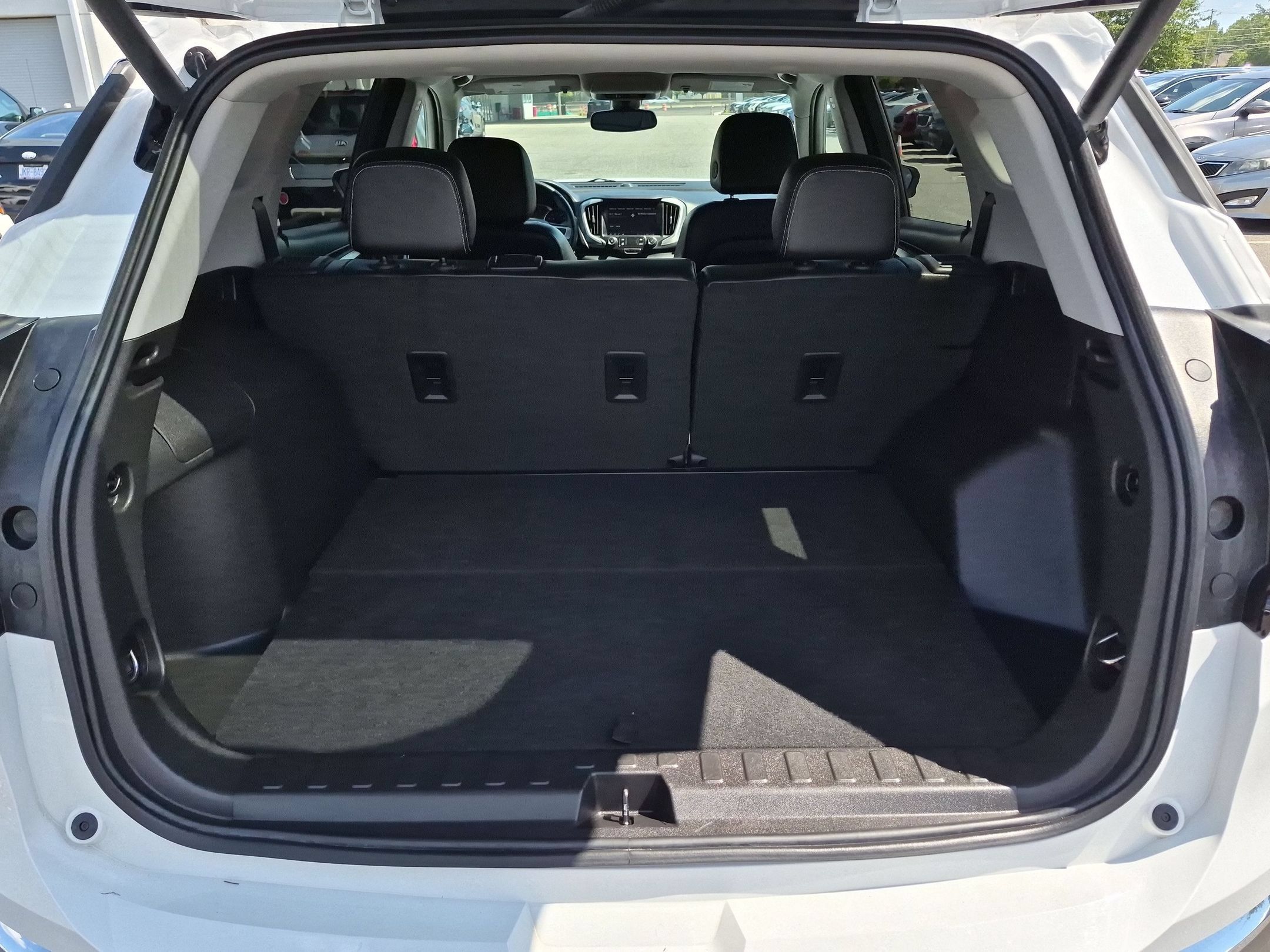 Used 2024 GMC Terrain SLT AWD/4WD image 32