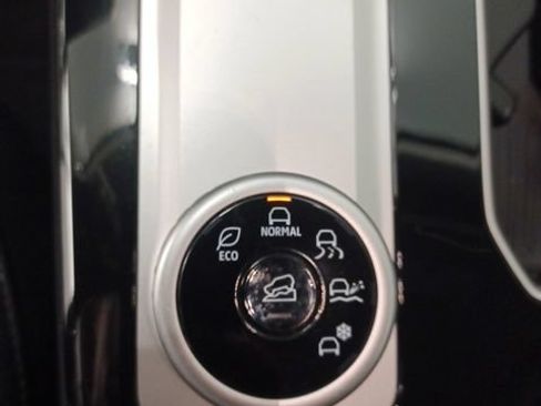 Used 2025 Mitsubishi Outlander SE FWD image 28