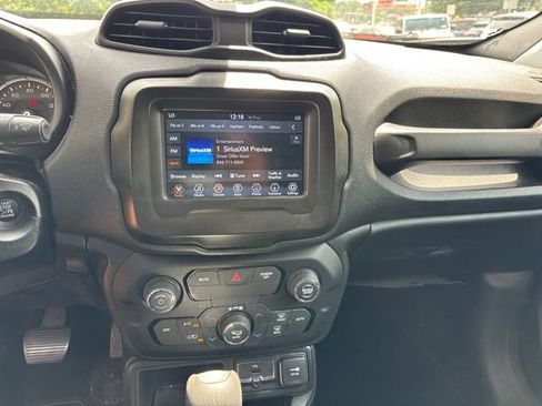 Used 2018 Jeep Renegade Latitude FWD image 17